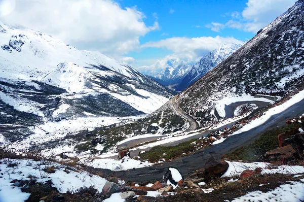 大雪中的山路 — 图库照片