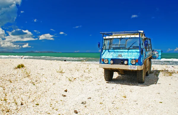 在加勒比海滩上的车 免版税图库照片