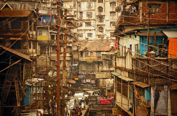 电力线路在亚洲城市的街道上 — 图库照片