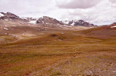 Yüksek dağ geçişi üzerinde snowpeaks