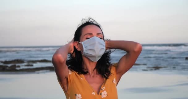 Карантин над дівчиною видалення маски на відкритому повітрі і святкування переможця океану — стокове відео