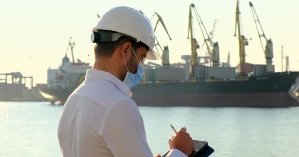 Manajer logistik dengan tablet elektronik di terminal kontainer port.China — Stok Video