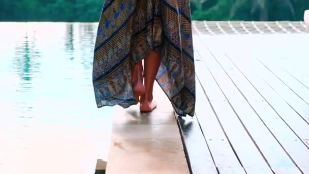 Kobiece stopy blisko basenu, tropikalne drzewa na tle — Wideo stockowe