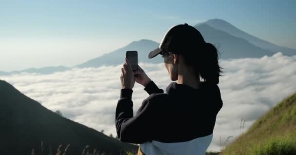 Chica dispara vídeo en el teléfono un hermoso panorama de las montañas, Tenerife — Vídeos de Stock