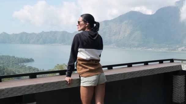 Chica agraciada disfruta de la vista del lago de Como, montañas, aire, buen humor — Vídeo de stock