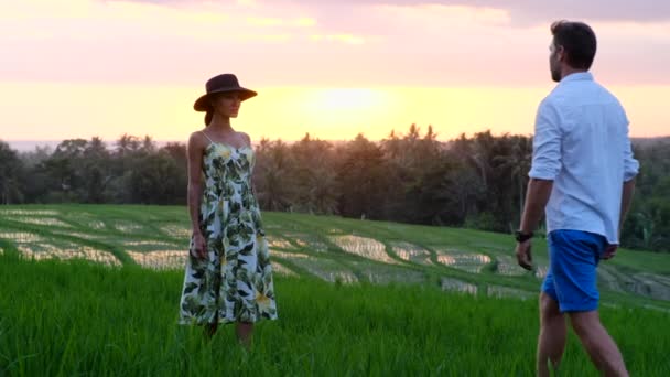 Щаслива пара йде на терасах рису. Подорожі на Балі — стокове відео