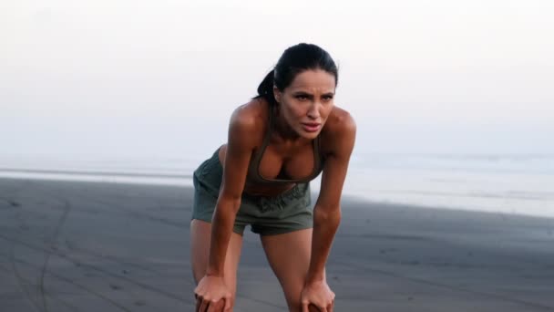 Sportiv femeie obosit după antrenament pe plaja Miami. Florida — Videoclip de stoc