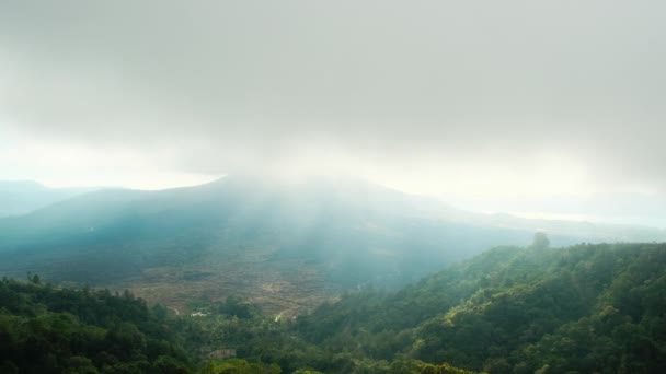 Batur Dağı 'nın gün doğumu manzarası. Güzel bir gün doğumu ve alçak bulutlar. Bali.Endonezya — Stok video