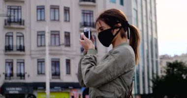 Kadın fotoğrafçı fotoğraf çekiyor. Coronavirüs salgını yeni normal Viyana, Avusturya