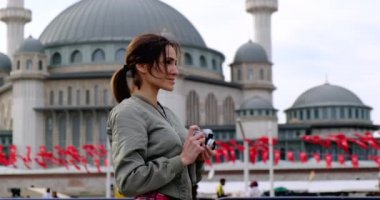 Avrupalı kız İslam kültürü ve dini eğitimi için İstanbul 'a seyahat ediyor