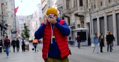 Kameralı turist Barselona caddesinde fotoğraf çekiyor.