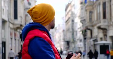 Seyahat fotoğrafçısı gün batımının resimlerini çekiyor.