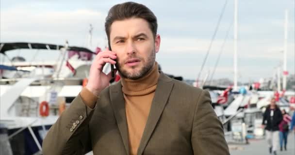 Lächelnder Geschäftsmann im braunen Anzug und mit modernem Smartphone, Istanbul — Stockvideo