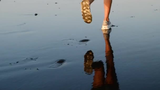 Primer plano de los corredores shoes.Sports antecedentes. Corredor pies corriendo en la playa — Vídeos de Stock