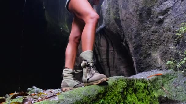 Kvinnan tittar på utsikten från en grotta. Thailand — Stockvideo