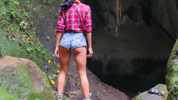 Девушка-туристка, стоящая в горах, Гранд-Каньон, открытие — стоковое видео