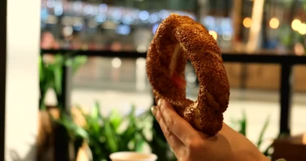 Dívka jíst tradiční turecké snídaně s tureckou bagel v tureckém letišti — Stock video