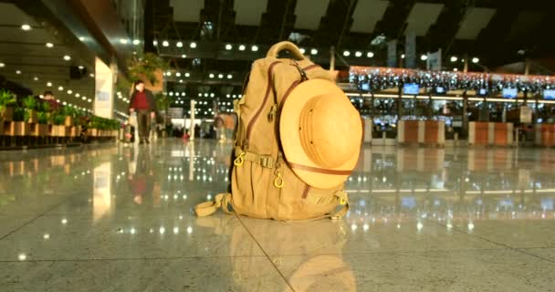 Uno zaino turistico con cappello da scoperta al piano dell'aeroporto — Video Stock