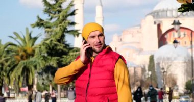 İstanbul 'da gezgin, hindi, telefonla konuşmak, cami...