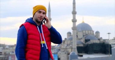 İstanbul 'da bir adam, hindi, telefonda konuşuyor, camide.
