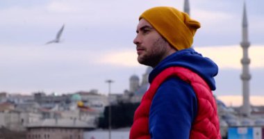 İstanbul 'da tarihi manzaranın tadını çıkaran bir gezgin.