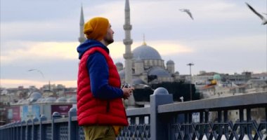 İstanbul 'da tarihi manzaranın tadını çıkaran bir gezgin.