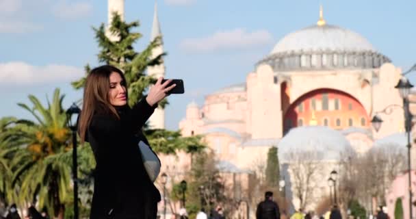 Турист с красивыми волосами гуляет по улице istanbul, делает селфи — стоковое видео