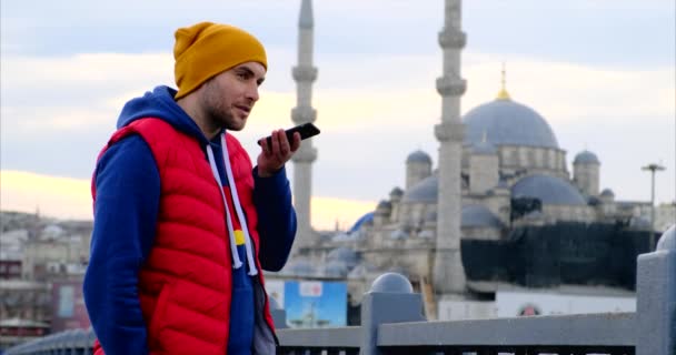 Mężczyzna w Stambule, indyk, rozmowa przez telefon, meczet — Wideo stockowe