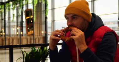 Türk Havalimanında Geleneksel Türk kahvaltısı yapan adam