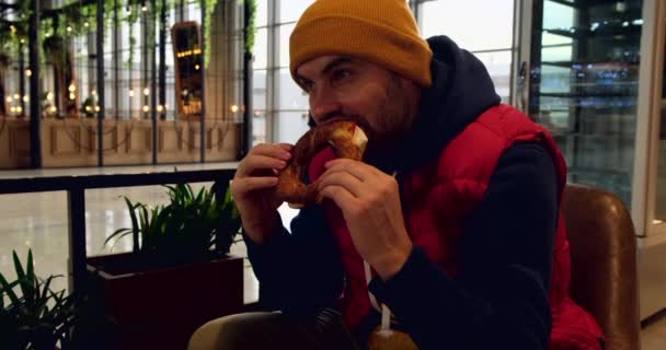 Hombre en el aeropuerto internacional, comer bagel turco y cofee, Turismo en Estambul — Vídeos de Stock
