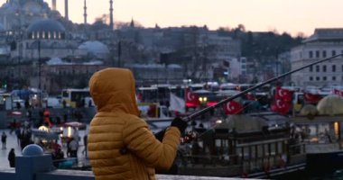 İstanbul 'daki Galata Köprüsü ve arka plandaki Galata Kulesi' nde balıkçılar