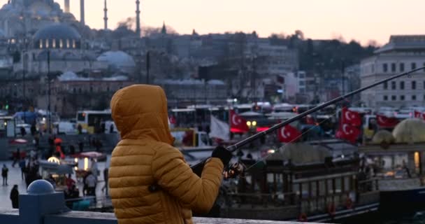 Pescadores na ponte Galata em Istambul e torre de Galata no fundo — Vídeo de Stock