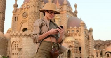 Turist, Hindistan 'daki bir caminin arka planında kendi fotoğrafını çekiyor.