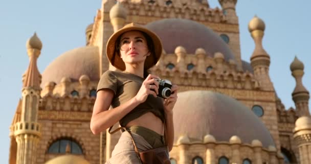 Turis yang indah berdiri di belakang sebuah kuil Muslim — Stok Video