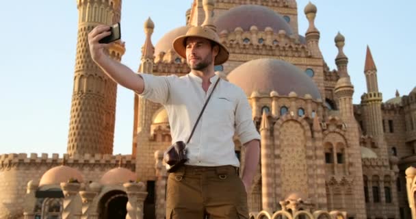 Man takes a selfie on the phone in the old town market in Cairo mosque. — Stock Video