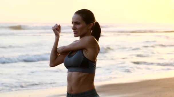 Donna atletica che si allunga dopo l'allenamento attivo sulla spiaggia florida, usa — Video Stock