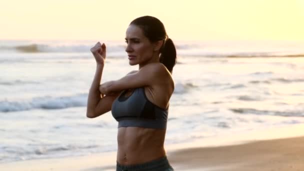 Athletic woman stretching after active workout on the beach florida, usa — Stock Video