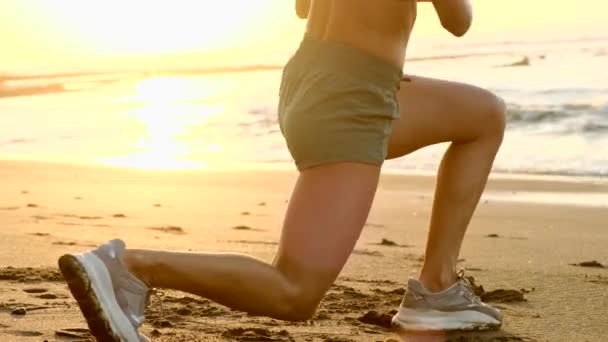 Fitness training. Sport vrouw doet squat been oefening op het strand — Stockvideo