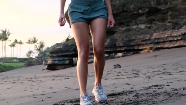 Treino de fitness. Esporte mulher fazendo agachamento perna exercício na praia — Vídeo de Stock