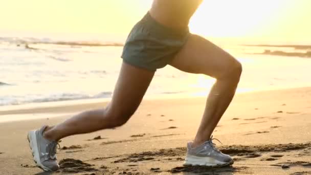 Jong mooi vrouw maken stretching oefeningen in het strand — Stockvideo