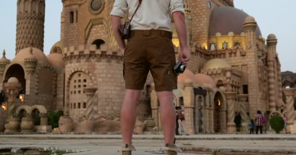 Nuori mies matkailija ja valokuvaaja seisoo safari.Travel safari Afrikassa — kuvapankkivideo