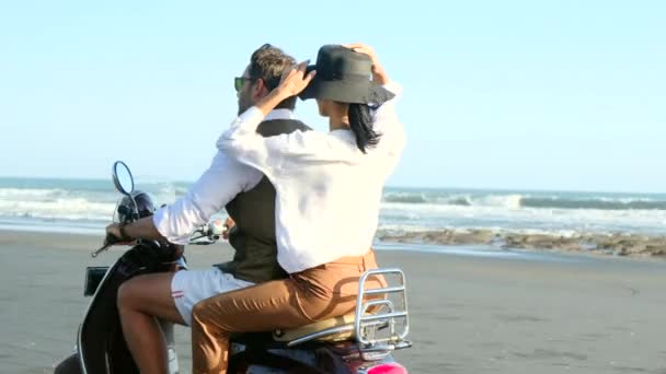 Par paseo moto scooter, hombre mujer sobre puesta de sol mar playa viajes — Vídeo de stock