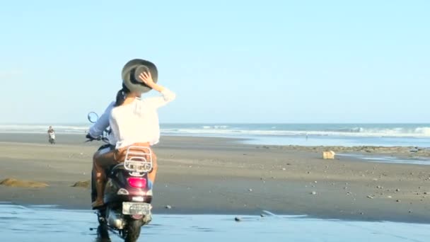 Happy young love couple on scooter enjoying - travel — Stock Video