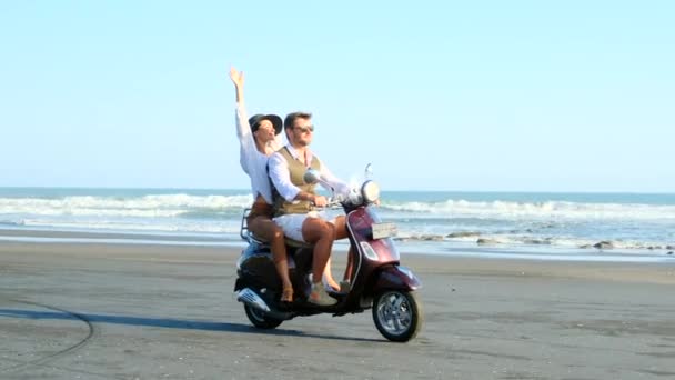 Feliz casal alegre no amor em passeio de moto personalizado na praia perto do Oceano — Vídeo de Stock