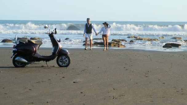Jovem casal de amor feliz em scooter apreciando - viajar — Vídeo de Stock