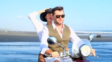 Çift Scooter Motosikleti, Erkek Kadın Günbatımı Okyanus Sahil Seyahati