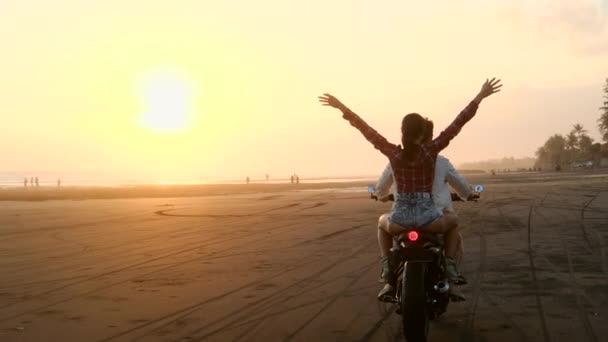 Успіх вершини з мотоциклом красива пара на мопеді їздити — стокове відео
