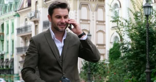 Moderno giovane uomo con telefono cellulare in strada. — Video Stock