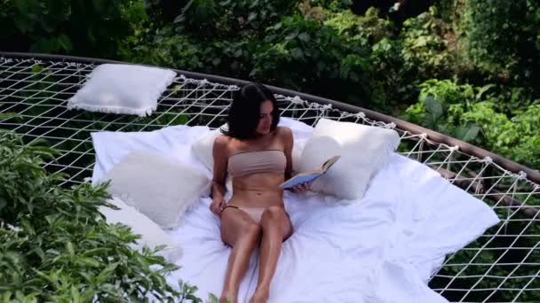 Sexy bella donna che si nasconde dietro le foglie di palma, Bali Indonesia — Video Stock