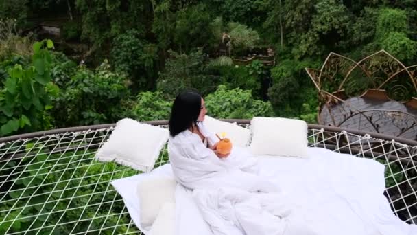 Sexy bella donna che si nasconde dietro le foglie di palma con cocco, Bali Indonesia — Video Stock